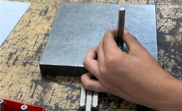Beschriften des Griffes der Klappbügelsäge Beschriften des Griffes mit Schlagbuchstaben