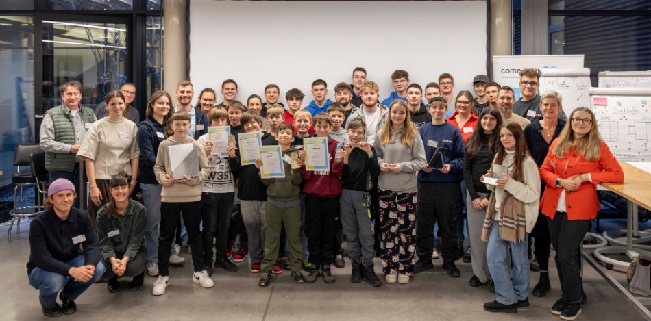 Teilnehmer*innen des ersten come with(me) Makeathon im UnternehmerTUM MakerSpace posieren für ein gemeinsames Gruppenbild 