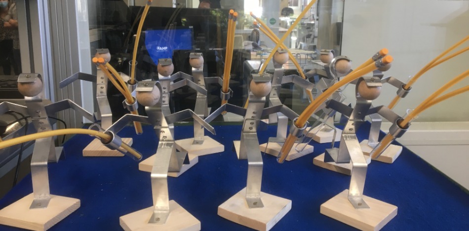 Werkstücke stehen gemeinsam angeordnet auf einem Tisch.