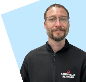 Roland Witt ist vor blauem Hintergrund zu sehen 