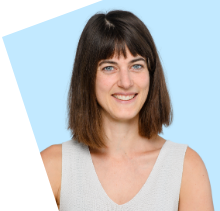 Désirée Dix vor blauem Hintergrund