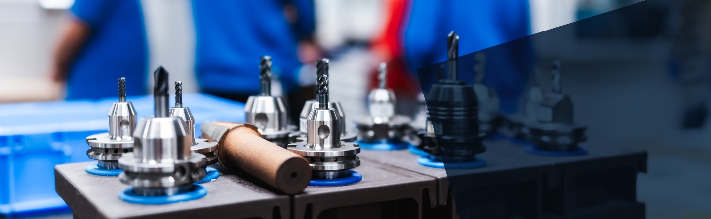 Bohrköpfe sind auf einer Werkbank aufgestellt 